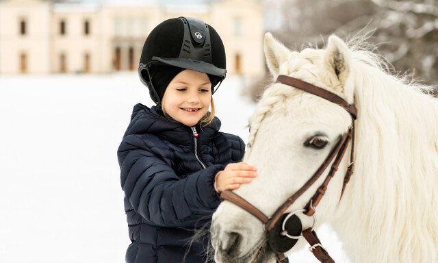 BRAKK BENET: Prinsesse Estelle skal ha pådratt seg et brudd i benet under en skiferie og er nå gipset. Foto: Linda Broström / Det svenske kongehuset BRAKK BENET: Prinsesse Estelle skal ha pådratt seg et brudd i benet under en skiferie og er nå gipset. Foto: Linda Broström / Det svenske kongehuset